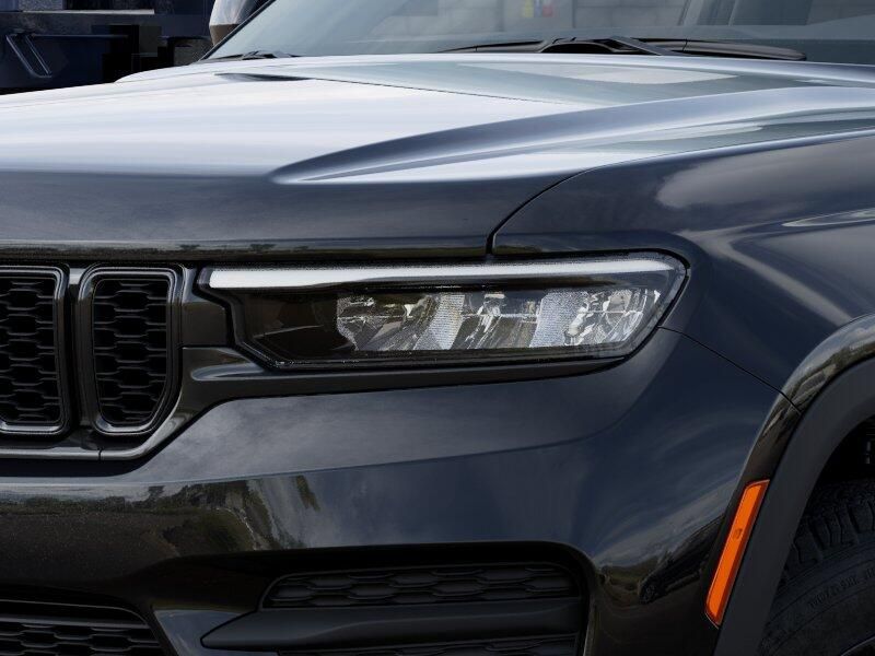 2025 Jeep Grand Cherokee Laredo Altitude photo 4