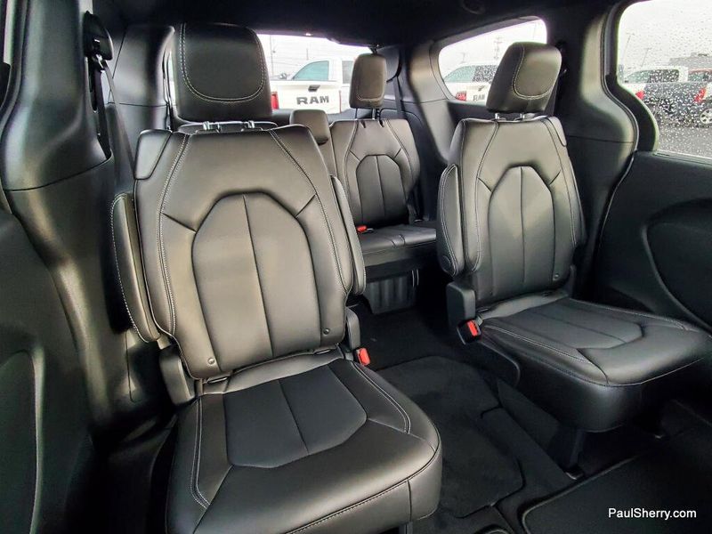 New 2026 Chrysler Pacifica Select