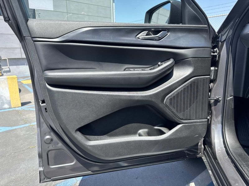 New 2026 Jeep Grand Cherokee L Laredo 4x2