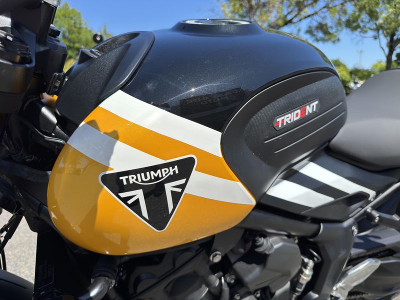 2025 Triumph Trident 660 - COSMIC YELLOW - SAPPHIRE BLACK 