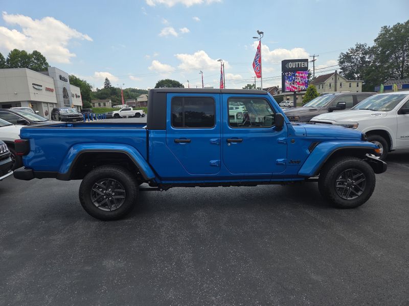 2025 Jeep Gladiator Sport S photo 2