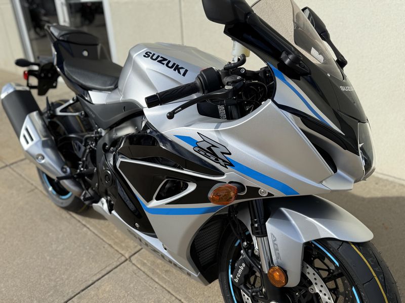 2025 Suzuki GSXR 1000Image 7
