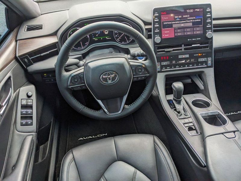 2022 Toyota Avalon Hybrid XLE in a Ice Edge exterior color and Blackinterior. Johnson Dodge 601-693-6343 pixelmotiondemo.com 
