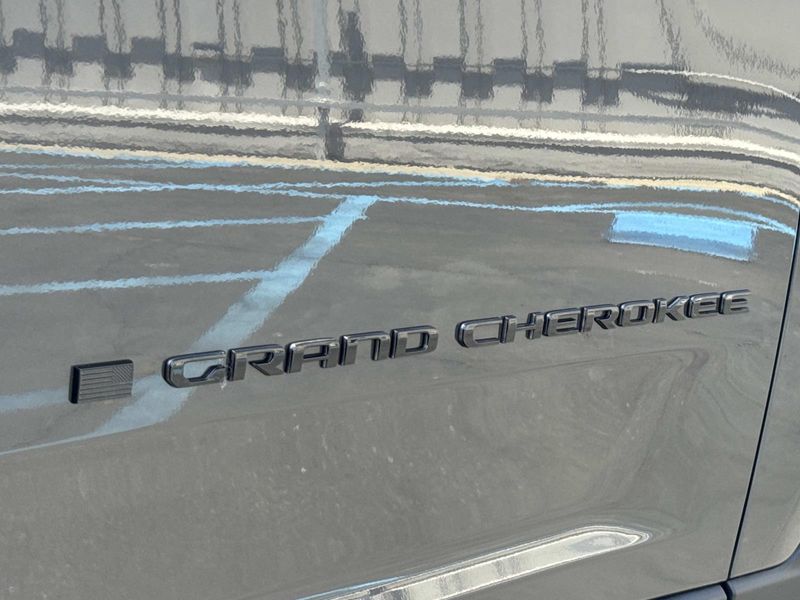 New 2026 Jeep Grand Cherokee Laredo Altitude 4x2