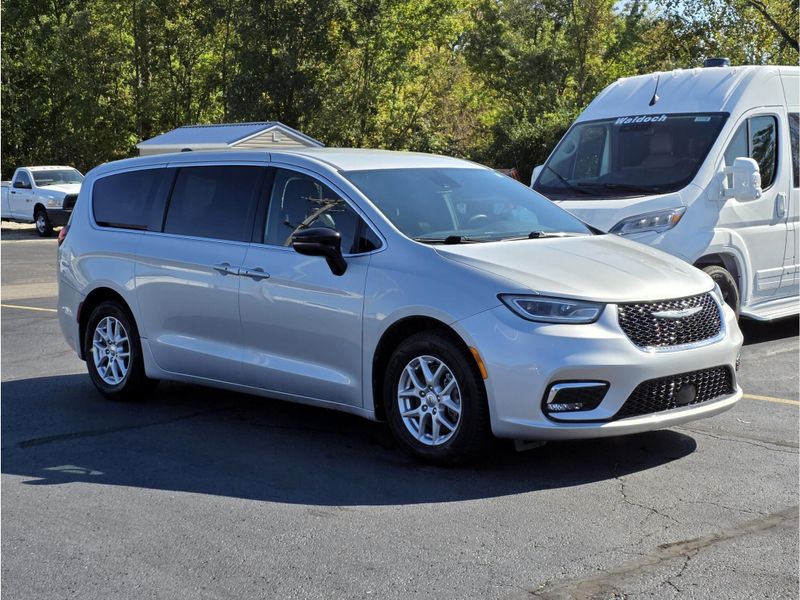 Used 2024 Chrysler Pacifica Touring