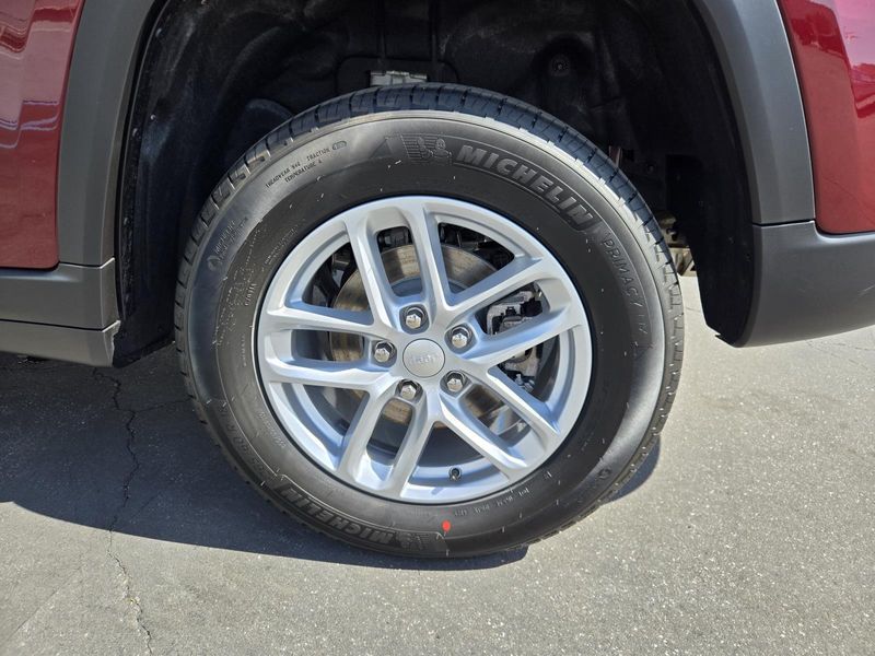 New 2026 Jeep Grand Cherokee Laredo X 4x2