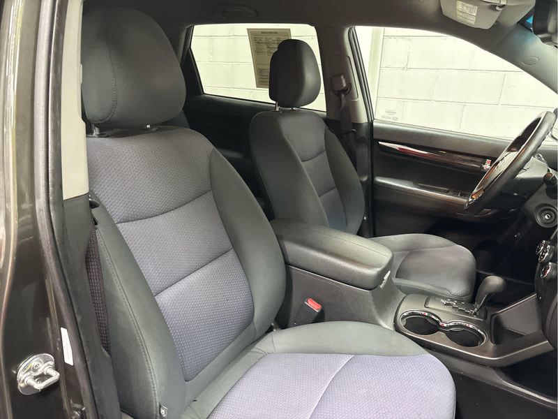 2012 Kia Sorento LX photo 24