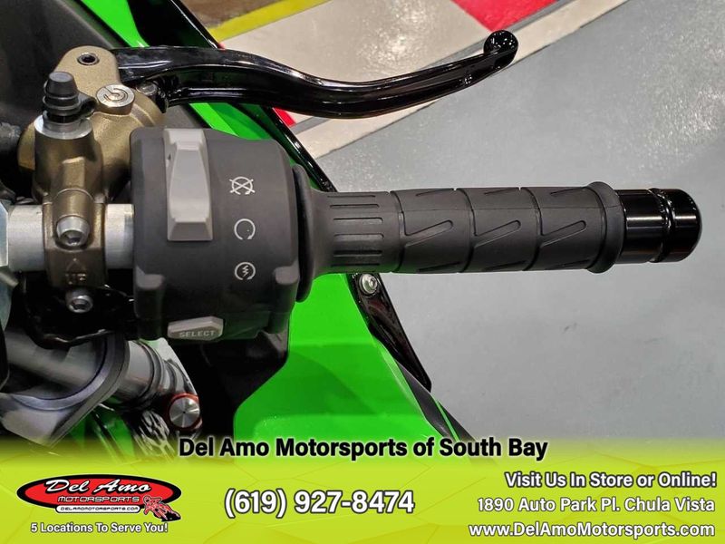 2024 Kawasaki ZX1002LRFAL-GN1  in a LIME GREEN/EBONY exterior color. Del Amo Motorsports of South Bay (619) 547-1937 delamomotorsports.com 