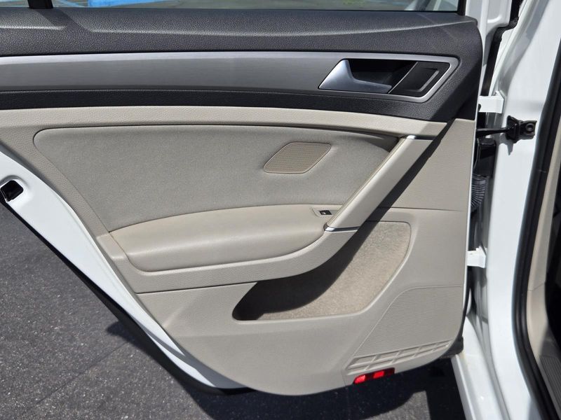 Used 2016 Volkswagen Golf 4dr HB Auto TSI S w/Sunroof