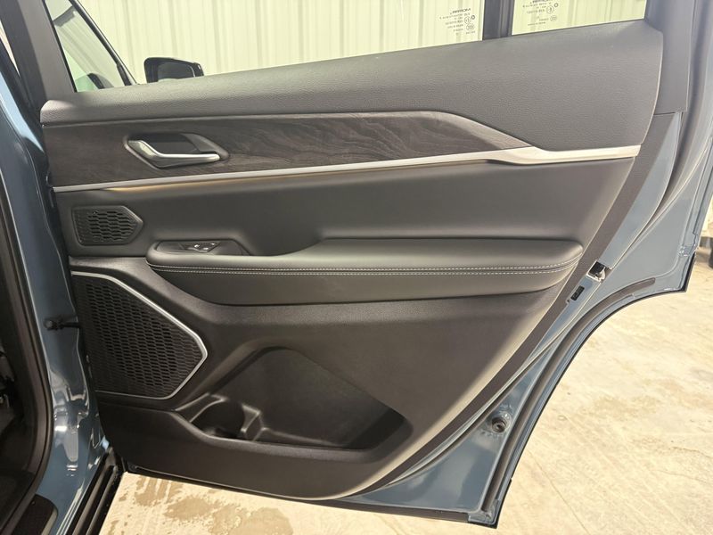 New 2026 Jeep Grand Cherokee L Limited 4x4Image 12