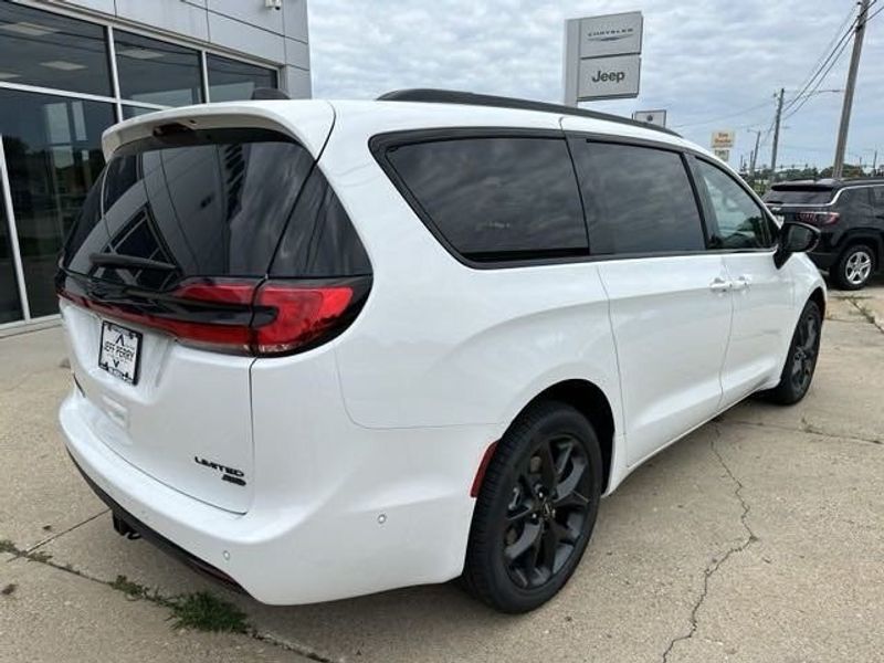2023 Chrysler Pacifica Limited Awd