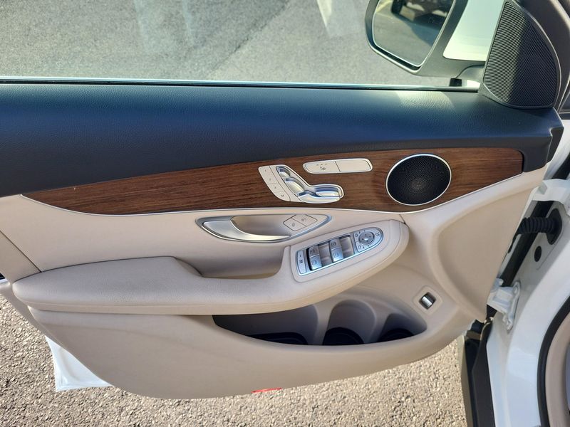 Used 2022 Mercedes-Benz GLC 300Image 3