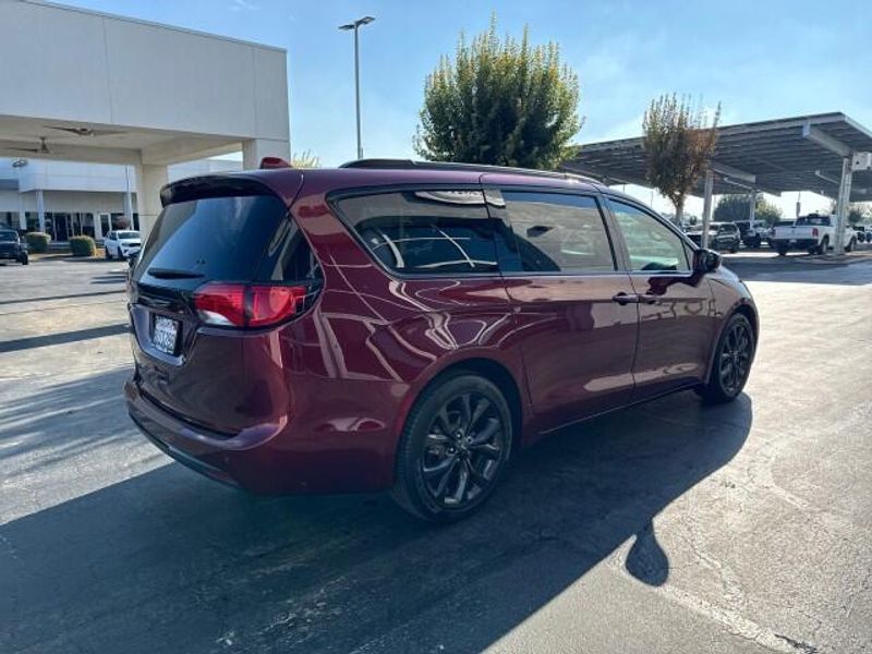 2019 Chrysler Pacifica Touring L photo 7