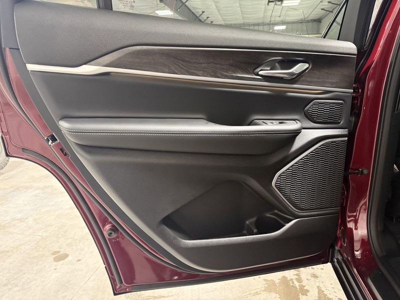 New 2026 Jeep Grand Cherokee L Limited 4x4Image 22