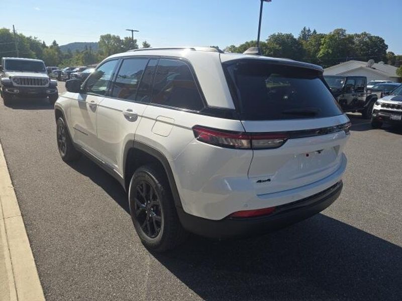 2025 Jeep Grand Cherokee Altitude photo 4