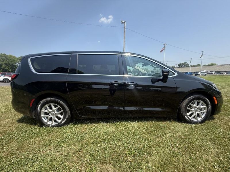 2024 Chrysler Pacifica Touring L photo 2