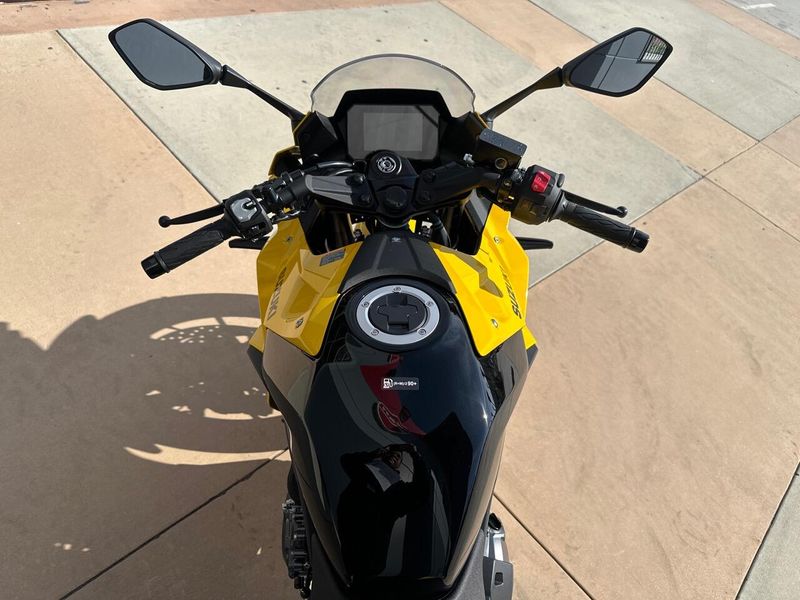 2025 Suzuki GSX-8R Image 9