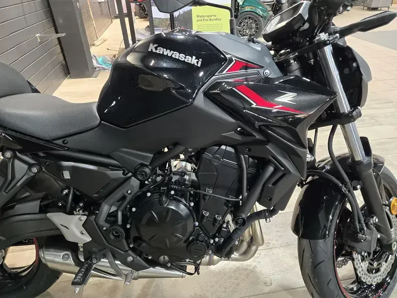 NEW 2025 KAWASAKI Z650 Image 9