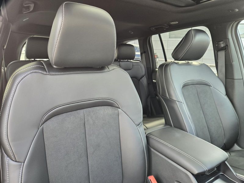 New 2026 Jeep Grand Cherokee Laredo Altitude 4x2