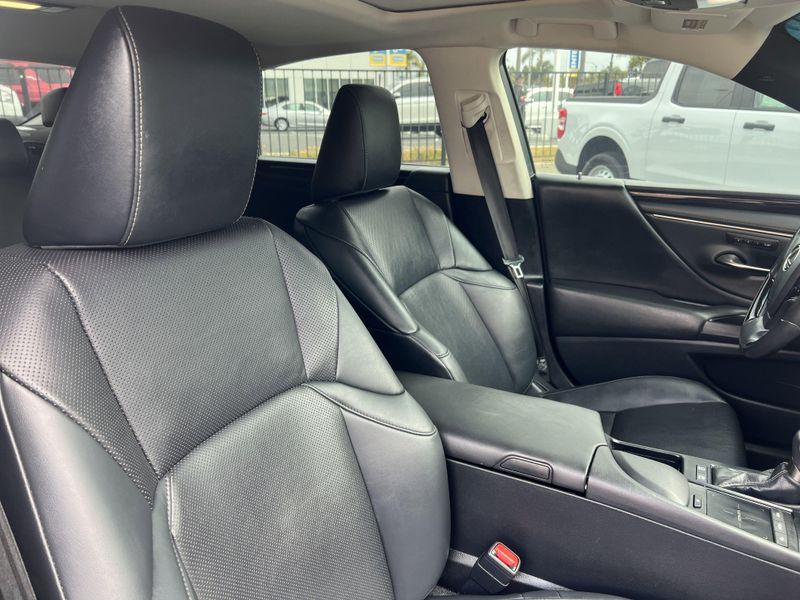 2019 Lexus ES 300hImage 25