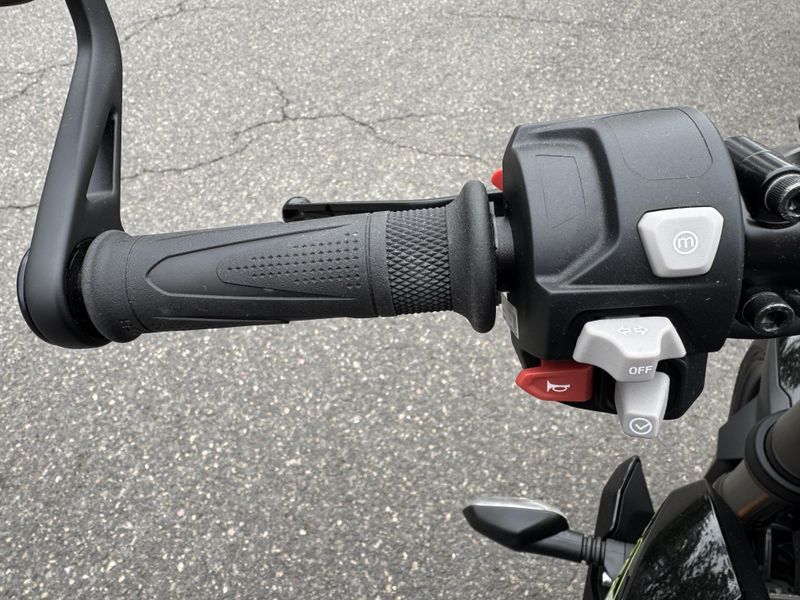 2025 Triumph Street Triple 765 RS - PHANTOM BLACK 
