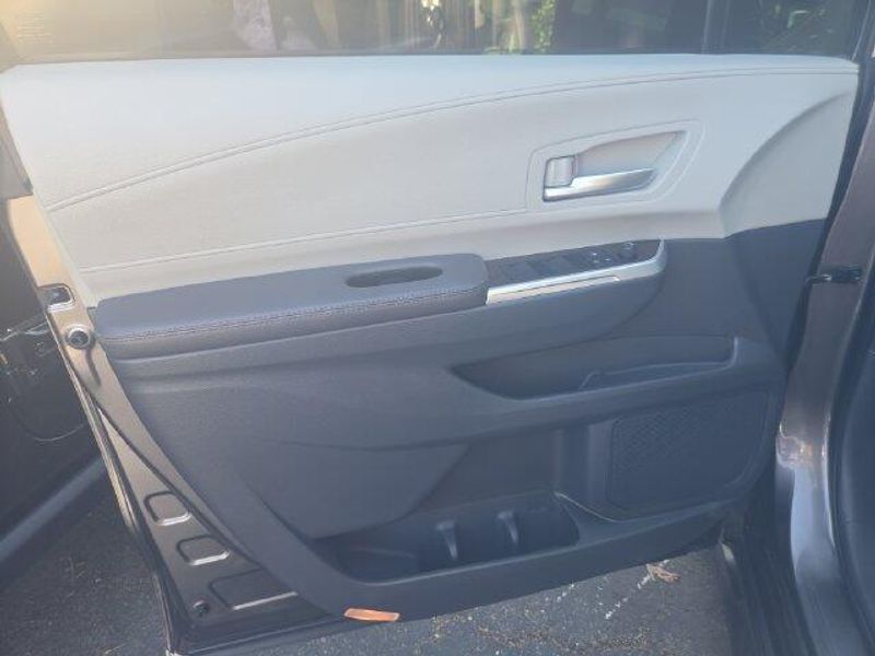 Used 2023 Toyota Sienna XLEImage 10