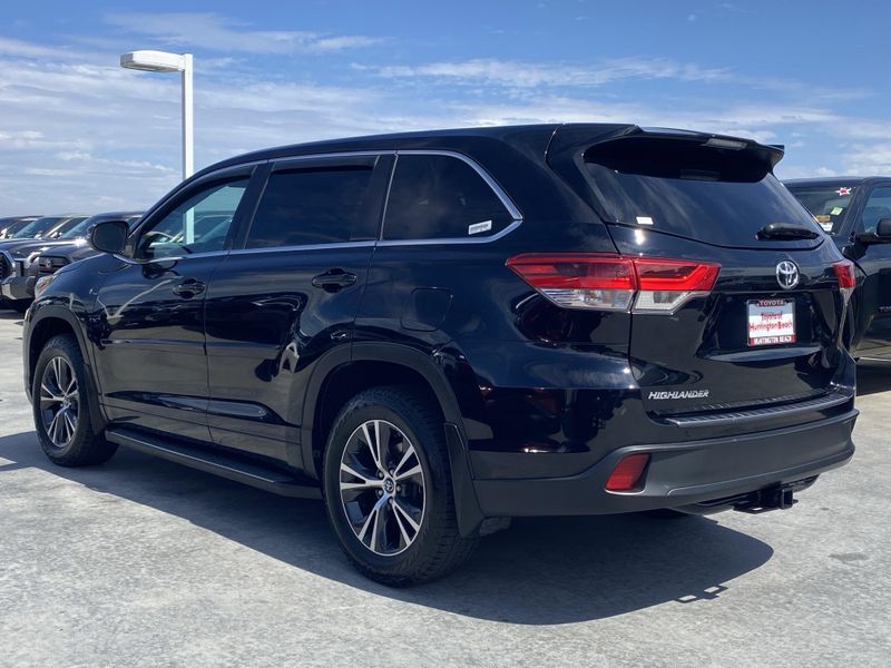 Used 2018 Toyota Highlander LEImage 5