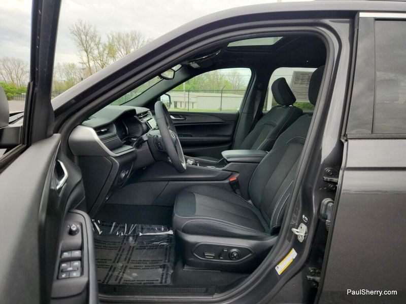 Used 2024 Jeep Grand Cherokee Laredo X