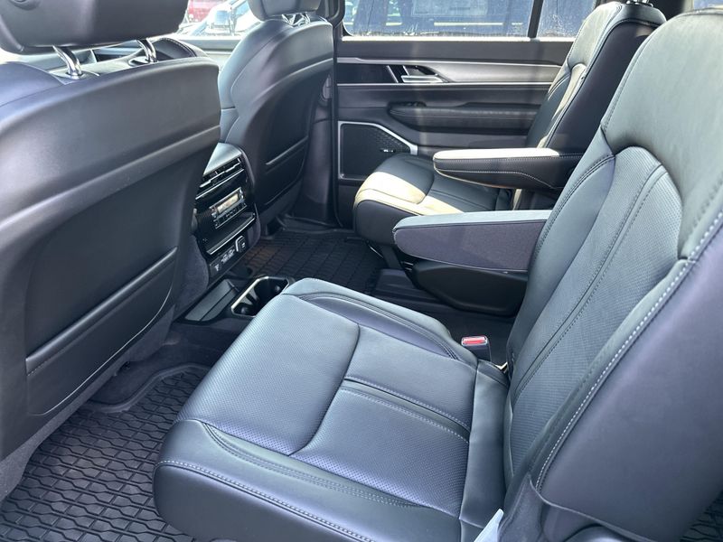 2025 Jeep Wagoneer Overland 4x4Image 17