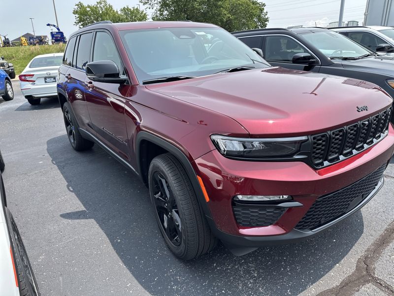 New 2025 Jeep Grand Cherokee Limited 4x4Image 3