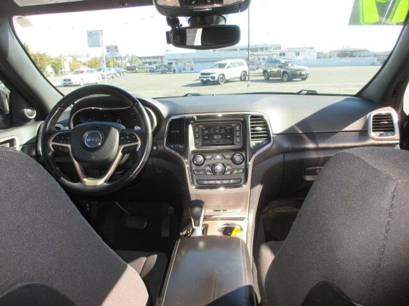 Used 2017 Jeep Grand Cherokee LaredoImage 28