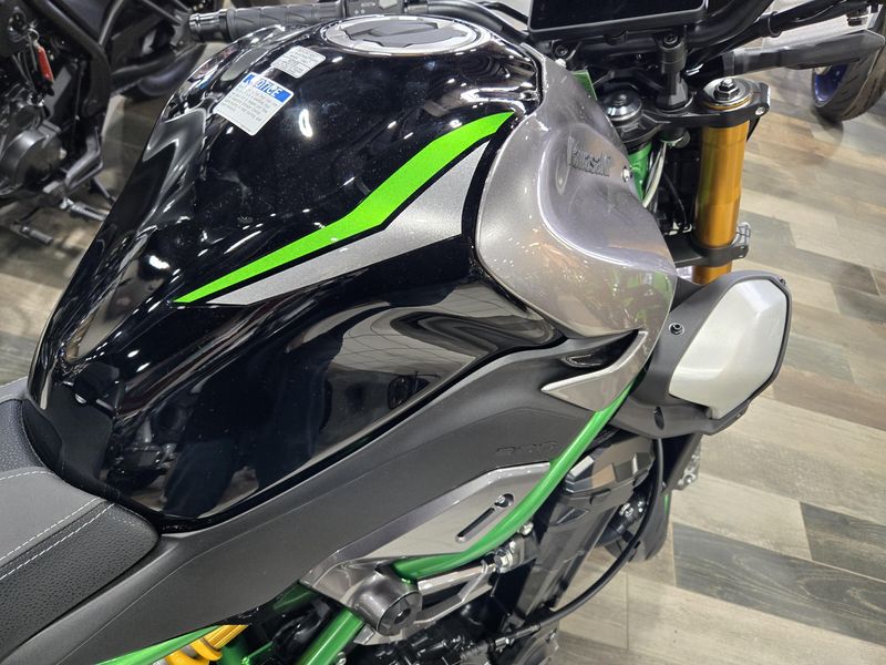 New 2025 Kawasaki Z900 SE ABS METALLIC MATTE GRAPHITE GRAY AND EBONY AND METALLIC GRAPHITE GRAY Image 15