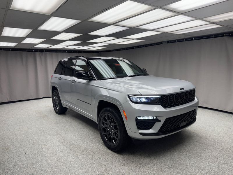 2025 Jeep Grand Cherokee Summit Reserve 4x4Image 4