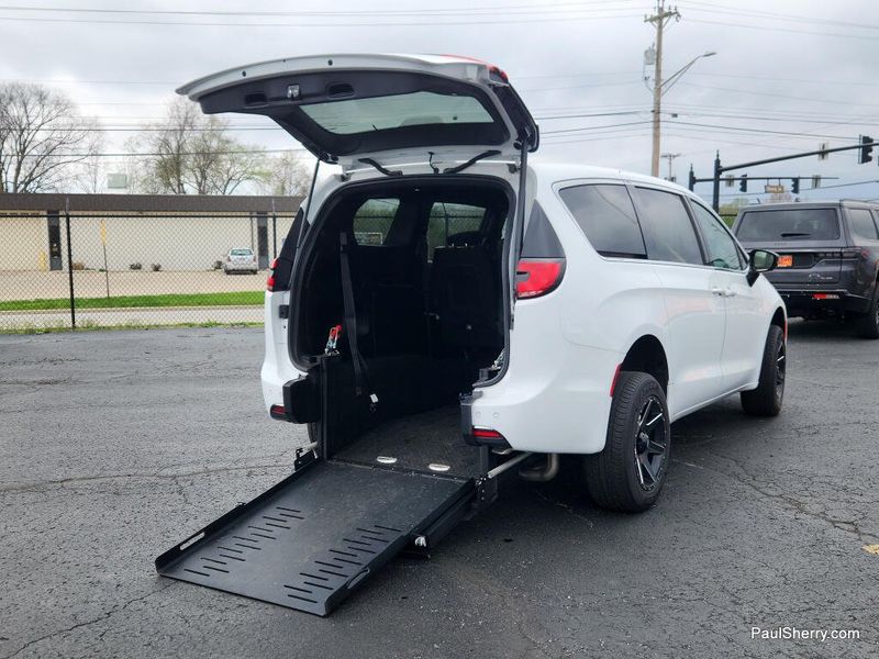 Used 2024 Chrysler Pacifica Touring