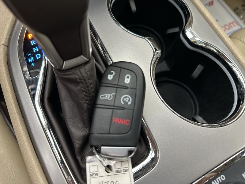 Used 2021 Jeep Grand Cherokee OverlandImage 12