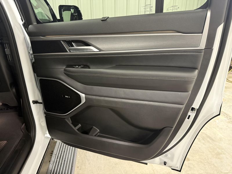 2026 Jeep Grand Wagoneer Limited Reserve 4x4Image 10