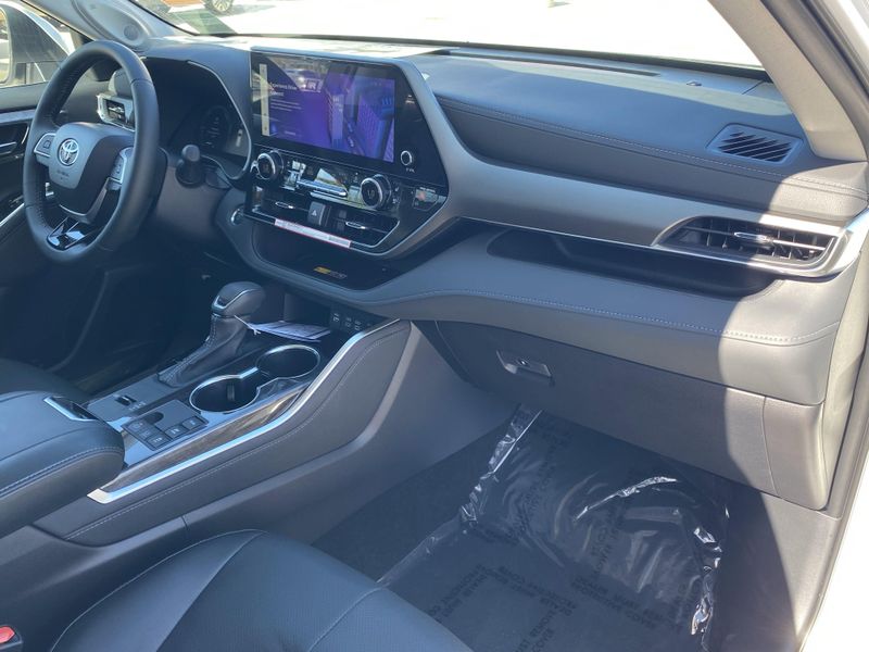 New 2025 Toyota Highlander Hybrid LimitedImage 9