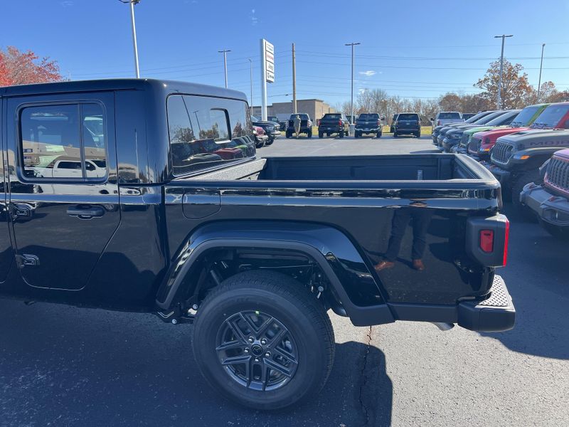 New 2026 Jeep Gladiator Sport S 4x4Image 10