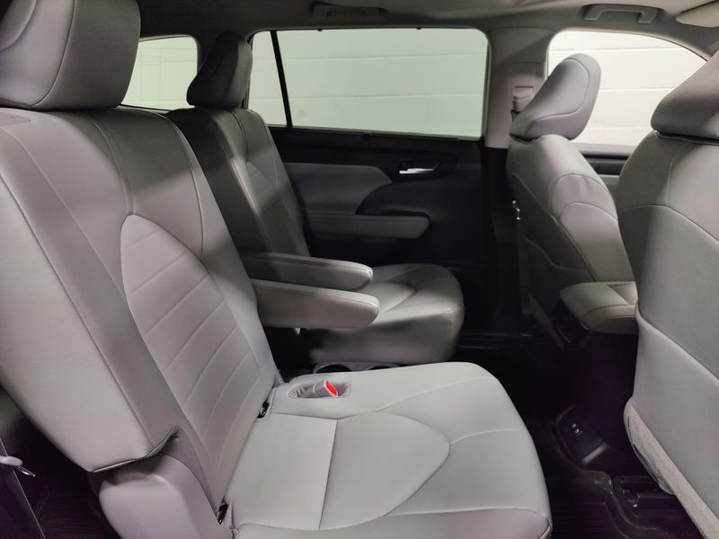 2021 Toyota Highlander Hybrid XLE AWD w/Sunroof/NavImage 18