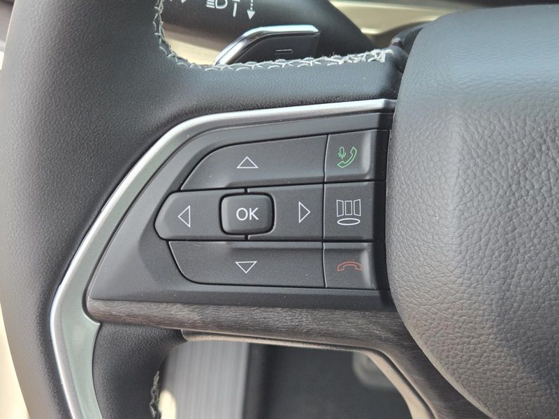 New 2026 Jeep Grand Cherokee Laredo Altitude 4x2