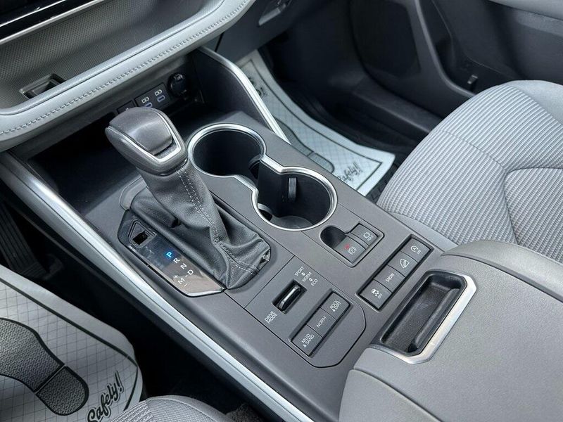 2022 Toyota Highlander LEImage 7