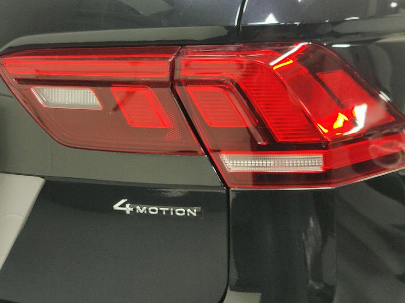 Used 2024 Volkswagen Tiguan AWD SEL R-Line w/Sunroof/NavImage 4