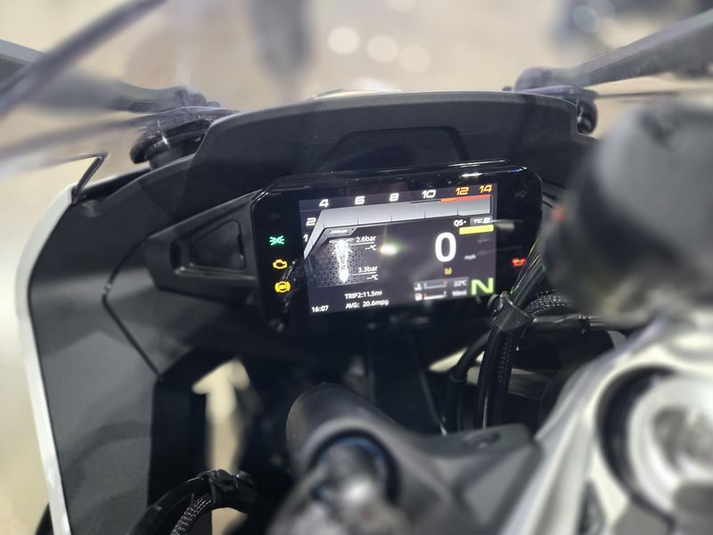 2025 CFMOTO 675SS NEBULA WHITE Image 9