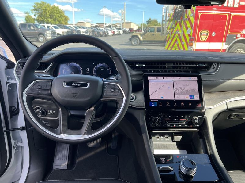 New 2025 Jeep Grand Cherokee L Limited 4x4Image 19