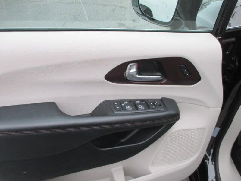 Used 2020 Chrysler Pacifica LimitedImage 18