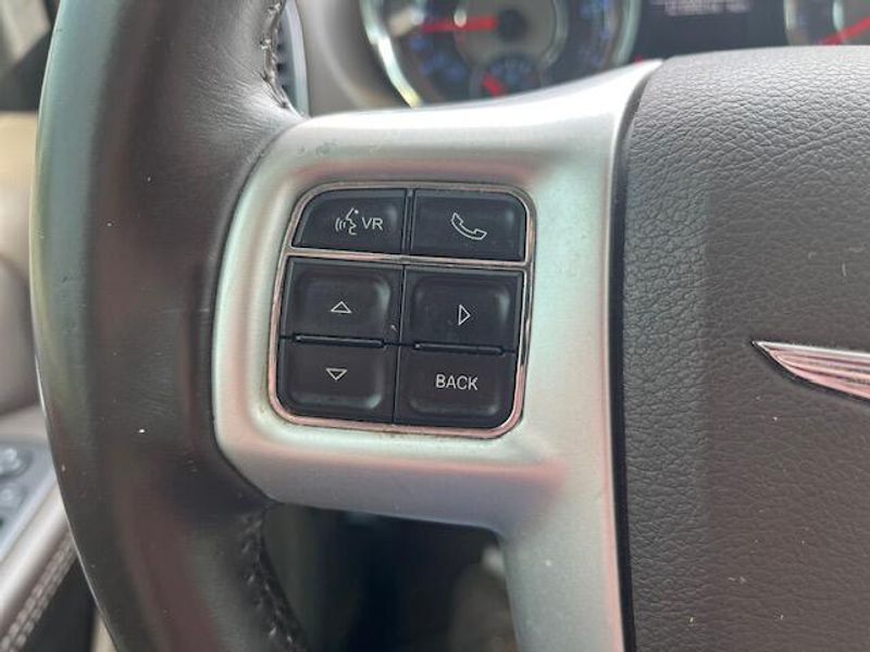 Used 2014 Chrysler Town & Country Image 10