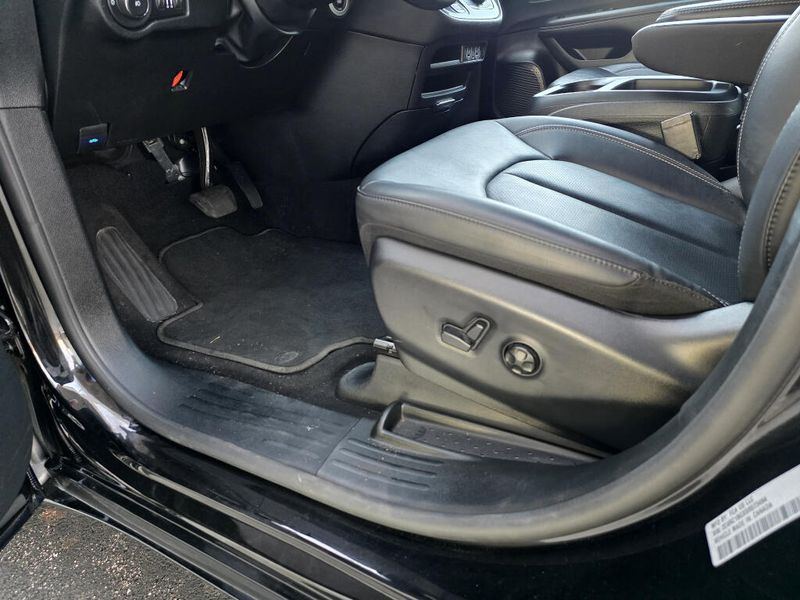 Used 2025 Chrysler Pacifica Select