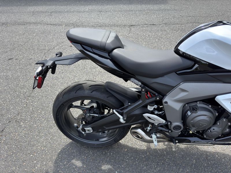 2025 Triumph Daytona 660 - SNOWDONIA WHITE - SAPPHIRE BLACK 
