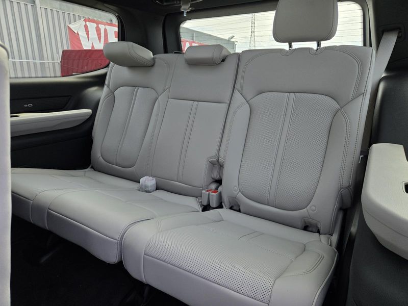 2026 Jeep Grand Wagoneer 4x2