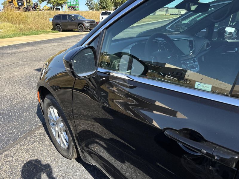 New 2026 Chrysler Pacifica SelectImage 12